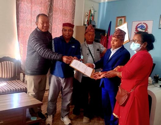 भूमिहीन समस्या समाधान आयोग खारेजविरुद्ध किसान महासंघ भोजपुरले बुझायो ज्ञापन पत्र